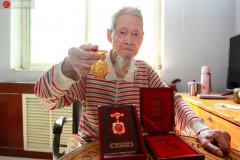 河南：抗战老兵迎百岁生日 战功赫赫勋章摆满桌